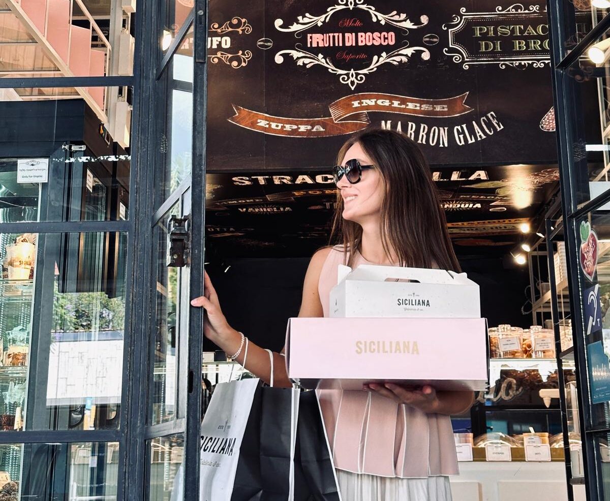 אשה עם קופסאות